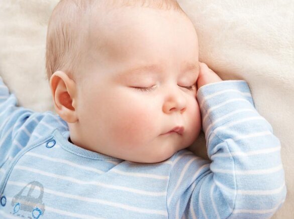 Nahaufnahme eines schlafenden kleinen Jungen im Liegen.