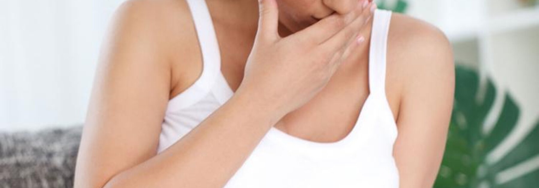 Eine schwangere Frau mit Übelkeit.