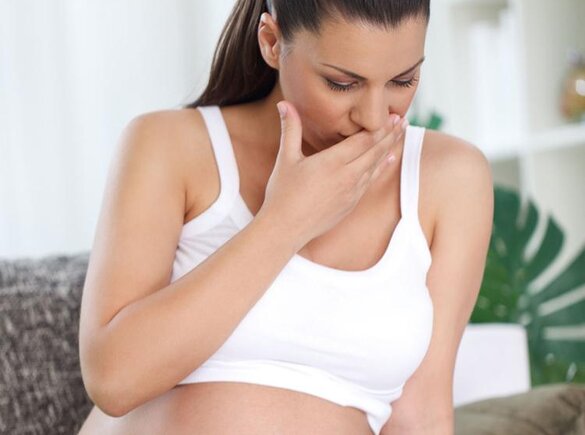 Eine schwangere Frau mit Übelkeit.