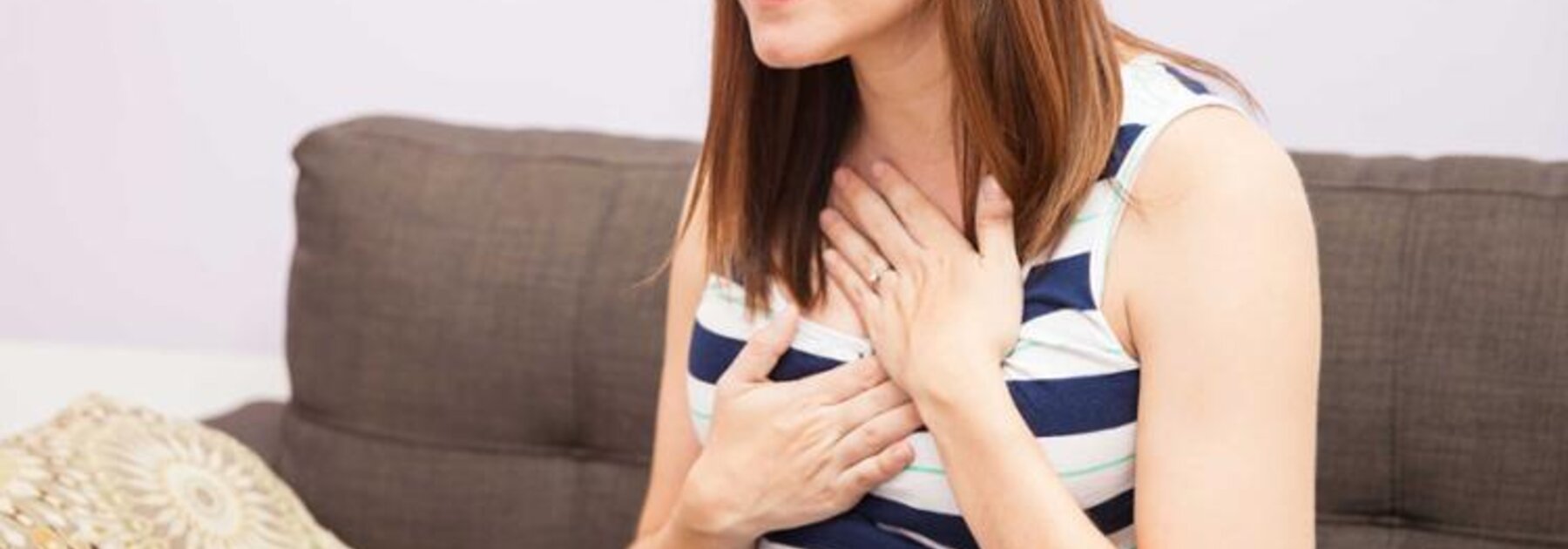 Eine schwangere Frau leidet unter Sodbrennen.