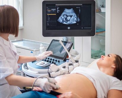 Eine schwangere Frau erhält eine Ultraschalluntersuchung.