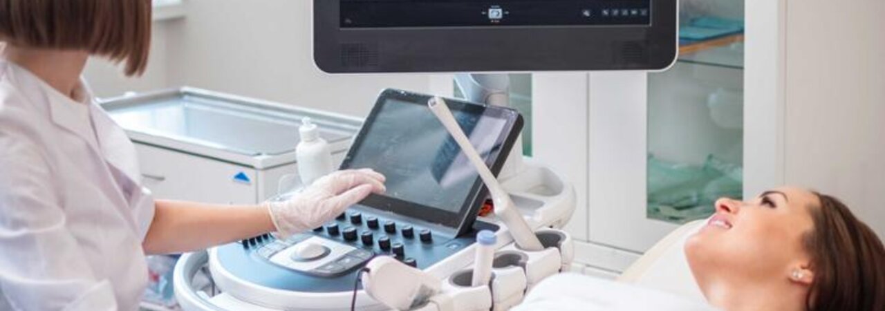 Eine schwangere Frau erhält eine Ultraschalluntersuchung.