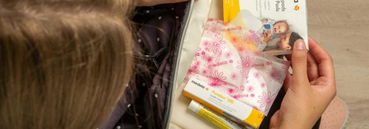 Bevor eine Frau das Haus verlässt, packt sie ein paar Dinge in ihre Tasche: Medela Hydrogel-Binden, Einweg-Stilleinlagen und Purelan™-Creme.