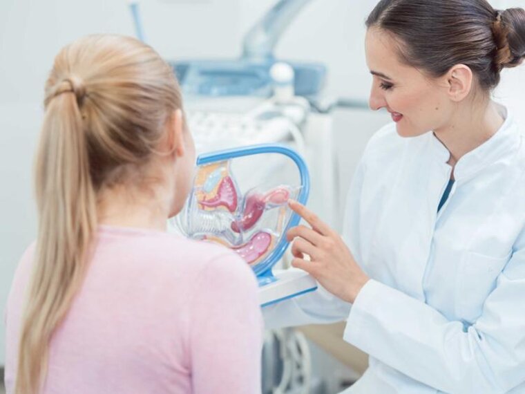 Ein Arzt bespricht eine Untersuchung mit seinem Patienten.