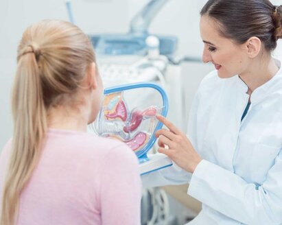 Ein Arzt bespricht eine Untersuchung mit seinem Patienten.