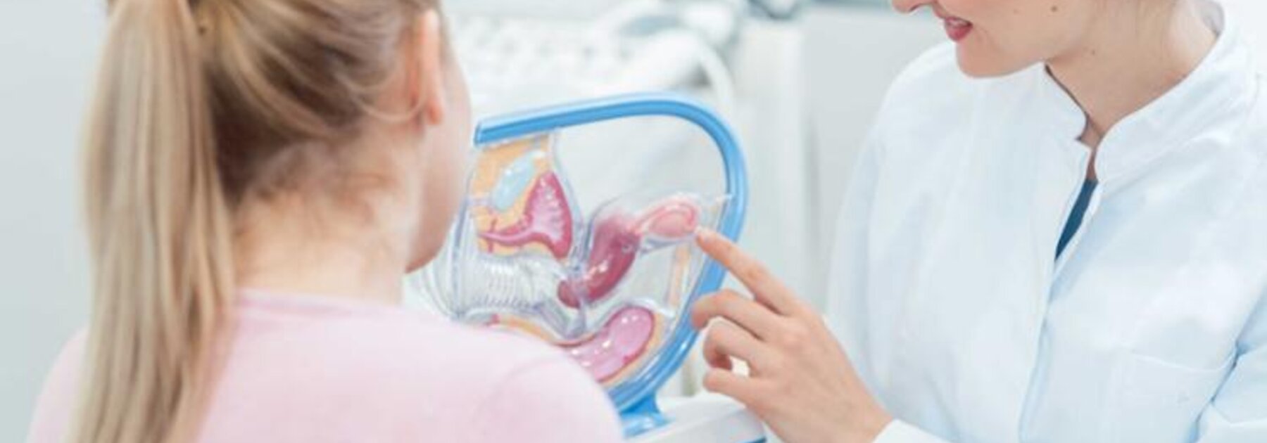 Ein Arzt bespricht eine Untersuchung mit seinem Patienten.