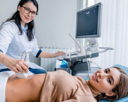 Eine schwangere Frau erhält eine Ultraschalluntersuchung.