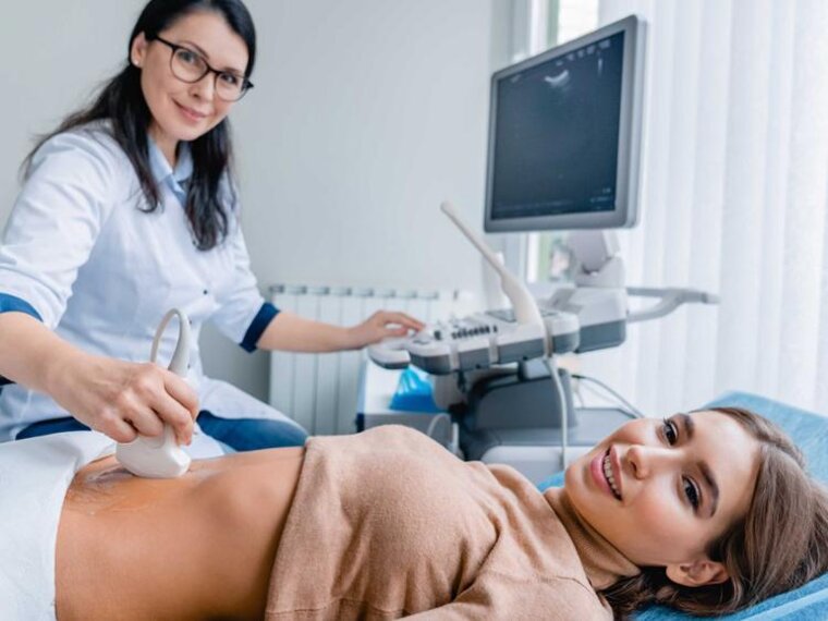 Eine schwangere Frau erhält eine Ultraschalluntersuchung.