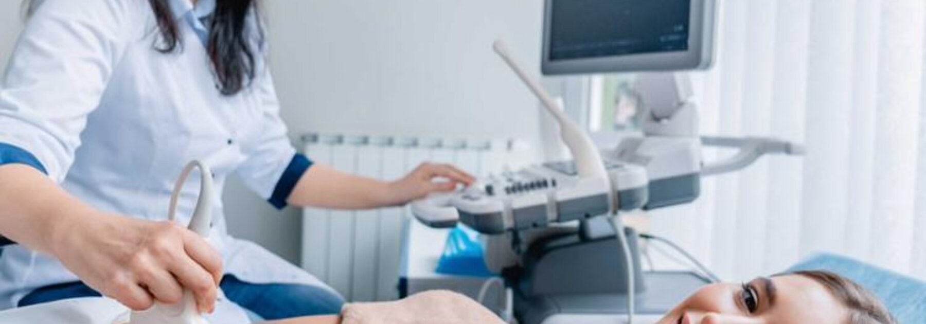 Eine schwangere Frau erhält eine Ultraschalluntersuchung.