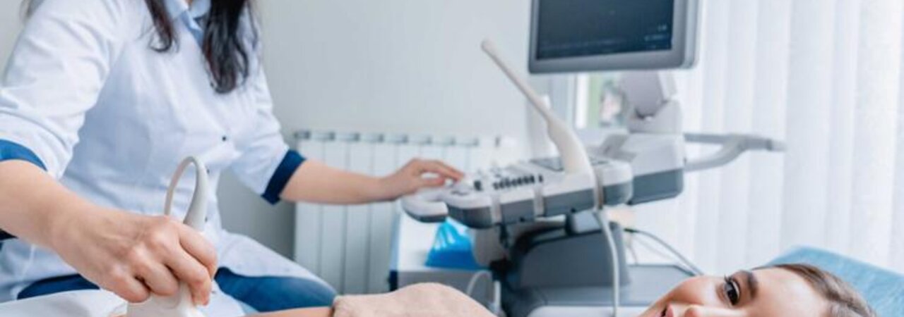 Eine schwangere Frau erhält eine Ultraschalluntersuchung.