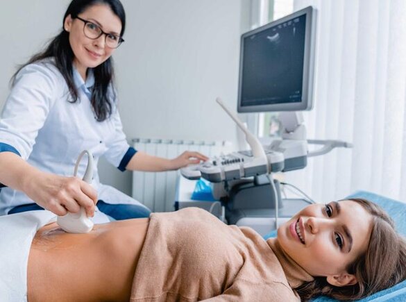 Eine schwangere Frau erhält eine Ultraschalluntersuchung.