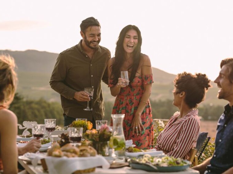 Una coppia festeggia la notizia della gravidanza con gli amici.