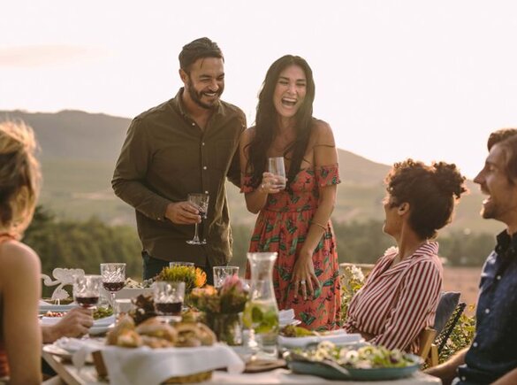 Een koppel viert het nieuws van hun zwangerschap met vrienden.