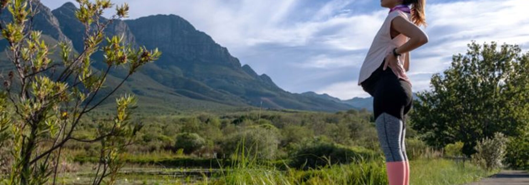 Een zwangere moeder die aan het sporten is en frisse lucht krijgt.