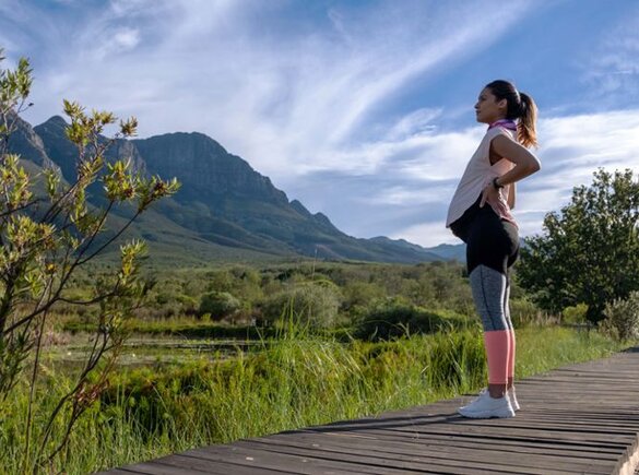 Een zwangere moeder die aan het sporten is en frisse lucht krijgt.