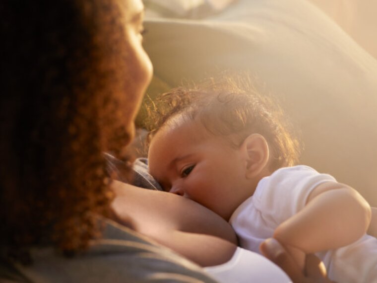 A woman talking with text "The top 5 tips to know when your baby is getting enough milk"