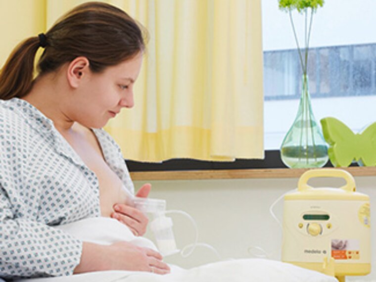 Eine Mutter verwendet die Medela Symphony® Milchpumpe, um ihre physiologische Brustverstopfung zu behandeln.