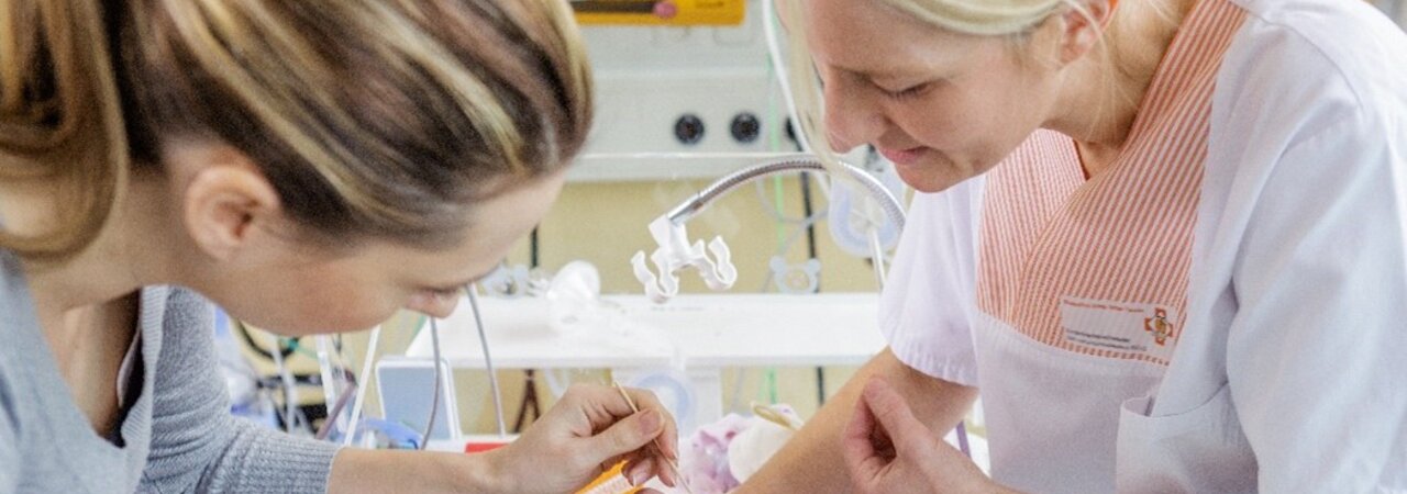 Ein Frühgeborenes erhält auf der Neugeborenenintensivstation eine orale Therapie.