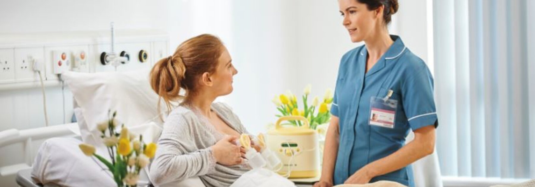 Eine Mutter lässt sich von einer Krankenschwester im Krankenhaus zur Verwendung der Symphony®-Milchpumpe beraten.