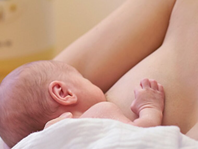 Nahaufnahme einer Mutter, die ihr Kind stillt.