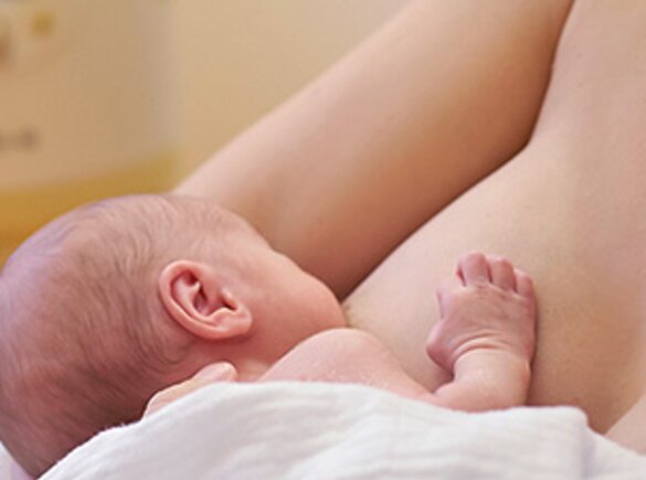 Nahaufnahme einer Mutter, die ihr Kind stillt.