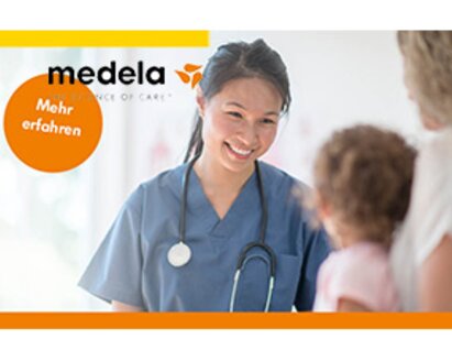 Eine medizinische Fachkraft im Gespräch mit Patienten mit Medela-Logo und Text „ mehr erfahren“.