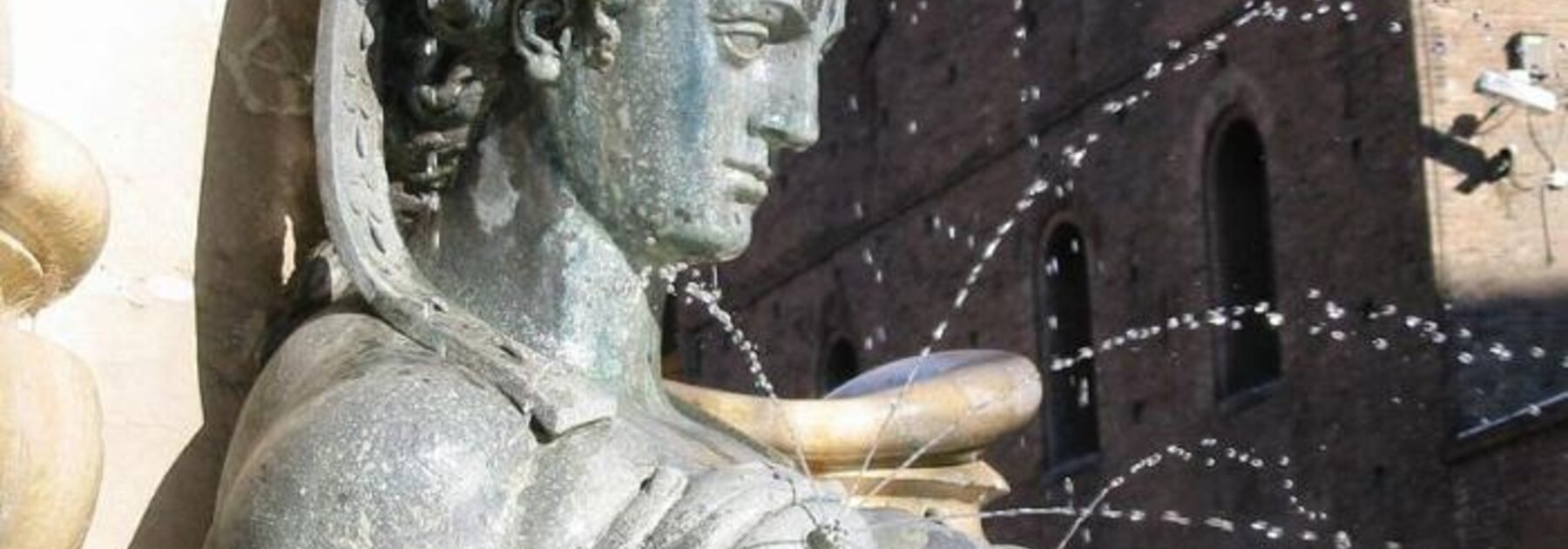 Een foto van het standbeeld van Koning Neptunus in Bologna, Italië.