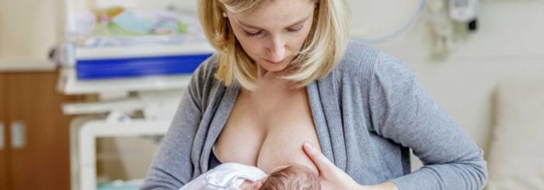 De eerste dagen van een moeder die haar pasgeborene borstvoeding geeft in het ziekenhuis.