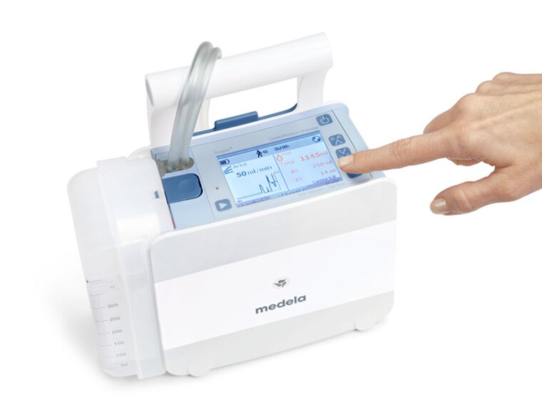 Hand touching top of the Medela Thopaz Plus