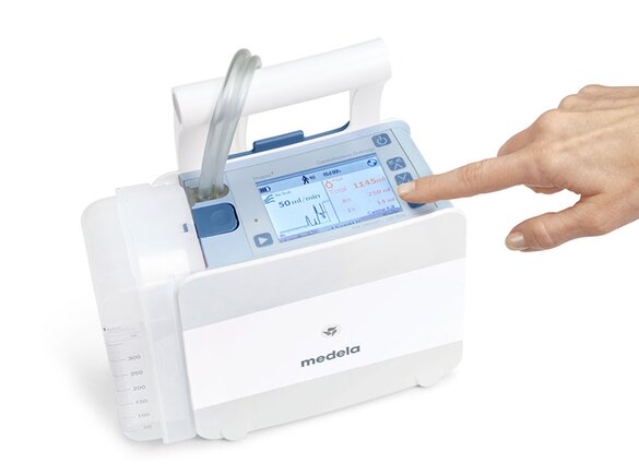 Thopaz⁺ digital chest drainage and monitoring system Hand touching top of the Medela Thopaz Plus