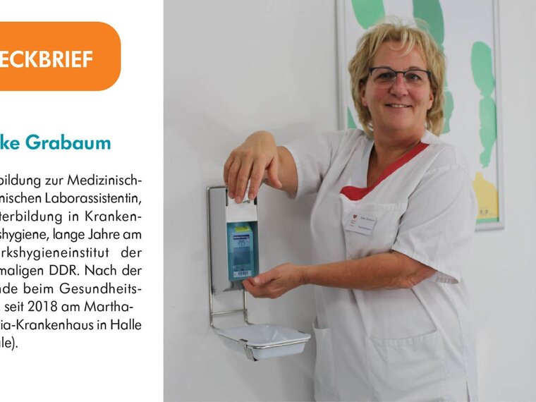 Eine Frau benutzt Handdesinfektionsmittel. 