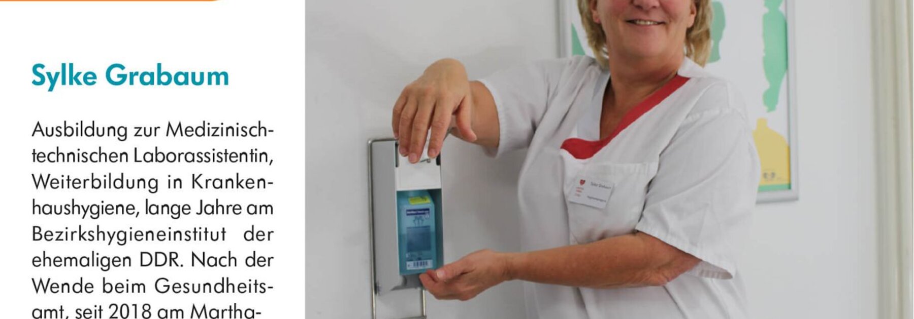 Eine Frau benutzt Handdesinfektionsmittel.