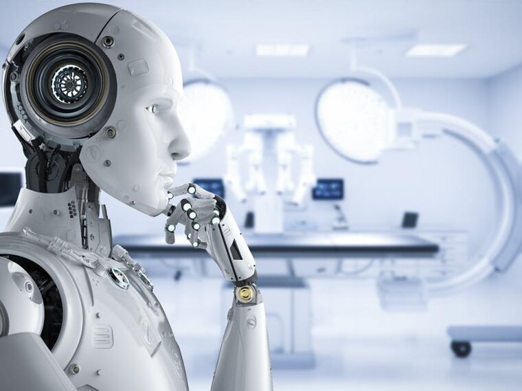 Ein Roboter steht in einem Operationssaal.