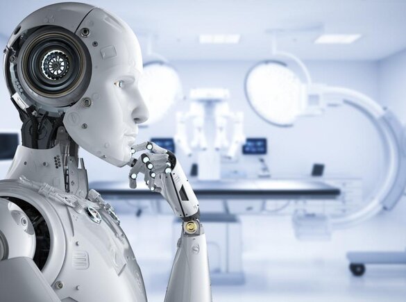 Ein Roboter steht in einem Operationssaal.