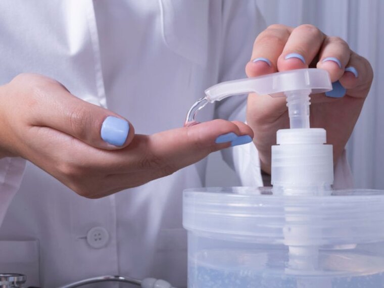 Person, die Handdesinfektionsmittel aufträgt