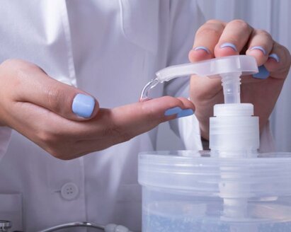 Person, die Handdesinfektionsmittel aufträgt