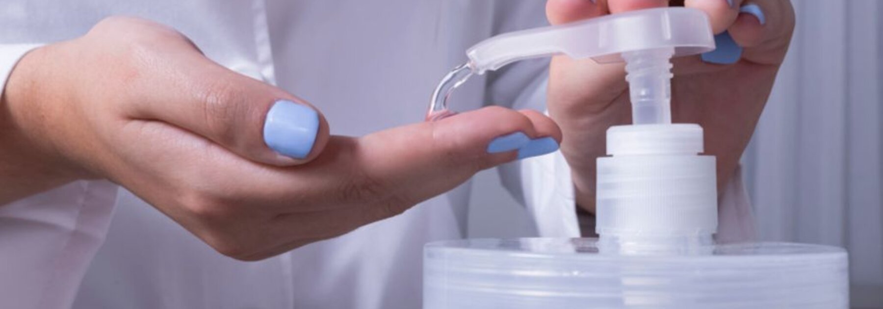 Person, die Handdesinfektionsmittel aufträgt