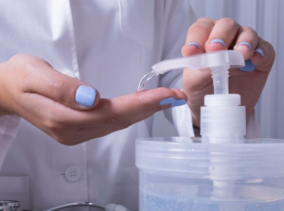 Person, die Handdesinfektionsmittel aufträgt