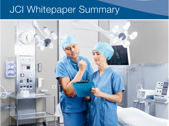 Een arts en verpleegster bespreken een medische behandeling in een operatiekamer.