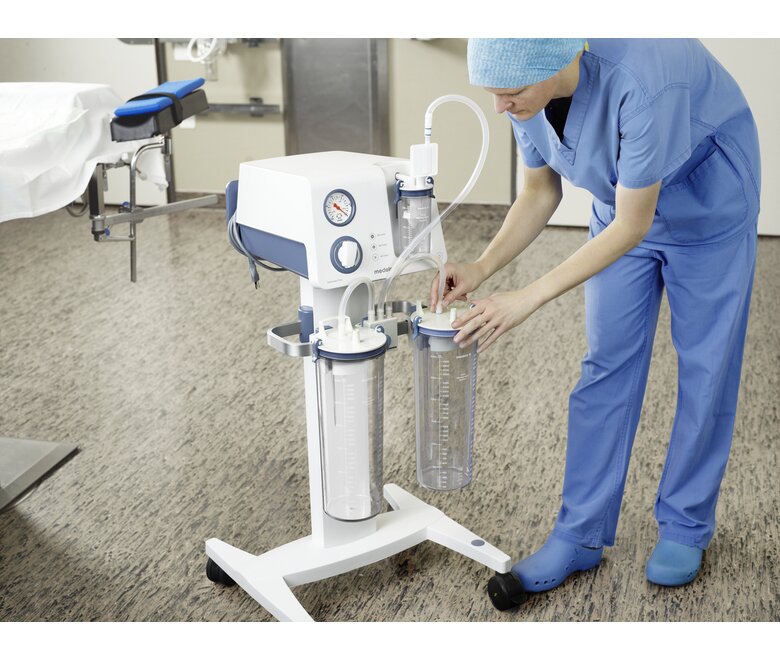 Ein Arzt in einem Krankenhaus, der ein wiederverwendbares Entnahmesystem (RCS) von Medela verwendet.