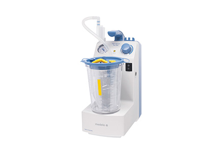 Eine Seitenansicht der Medela Vario 18 AC/DC-Saugpumpe mit einem 1,5 l Einweg-Saugbehälter.