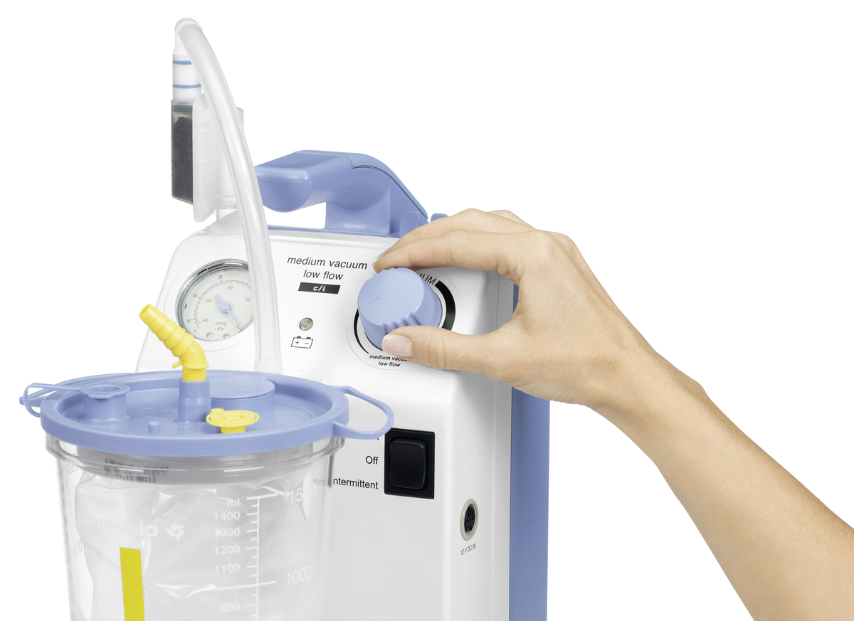 Nahaufnahme einer Hand beim Einstellen des Vakuums an einer Medela Vario-Saugpumpe.