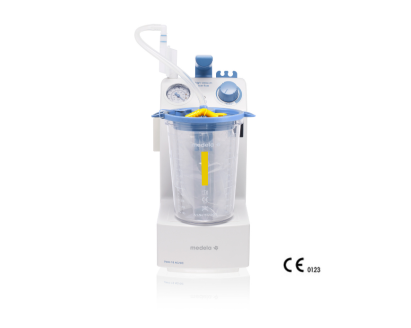 Uma bomba de sucção Medela Vario 18 AC/DC com um frasco de sucção descartável de 1,5 l.