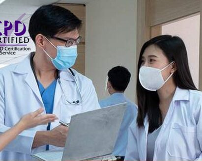 Deux médecins discutent en regardant un ordinateur portable.  Le texte sur la photo indique : « CPD Certified.  Le service de certification CPD ».