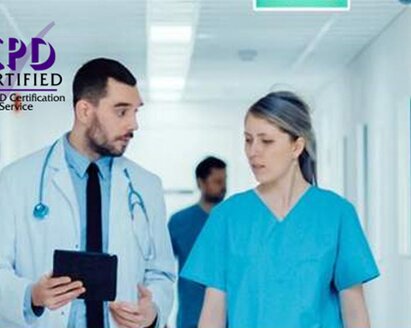 Médecin marchant dans un couloir et discutant avec une infirmière.  Texte sur l'image : « CPD Certified The CPD Certification Service ».