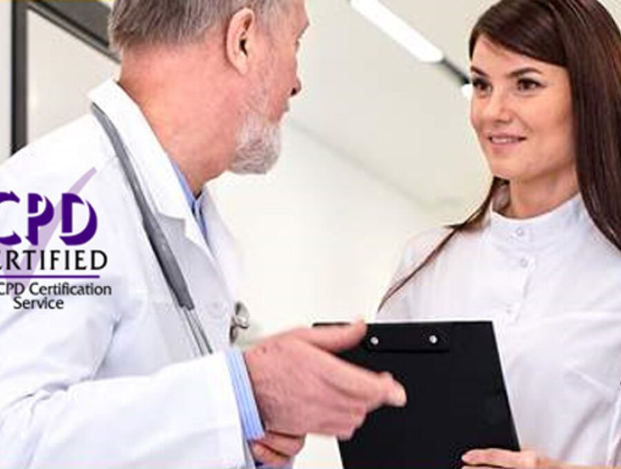 Arzt im Gespräch mit Mitarbeiterin. Der Text auf dem Bild lautet „CPD Certified. Der CPD-Zertifizierungsdienst“