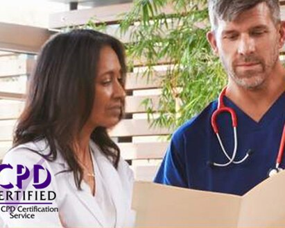 Deux médecins discutent du traitement d'un patient. Texte dans l'image : « CPD Certified The CPD Certification Service ».