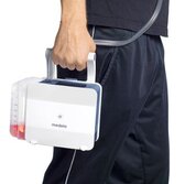 Mann, der ein digitales Thoraxdrainage- und Überwachungssystem* von Medela Thopaz+ zur Verwendung nach thoraxchirurgischen Eingriffen trägt