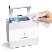 Eine Person wischt das digitale Display der Medela Thopaz+ mit Hygienetüchern ab.