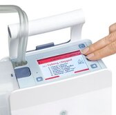Die Hand einer Person, die auf eine Anzeige auf dem digitalen Display des Medela Thopaz⁺ zeigt.